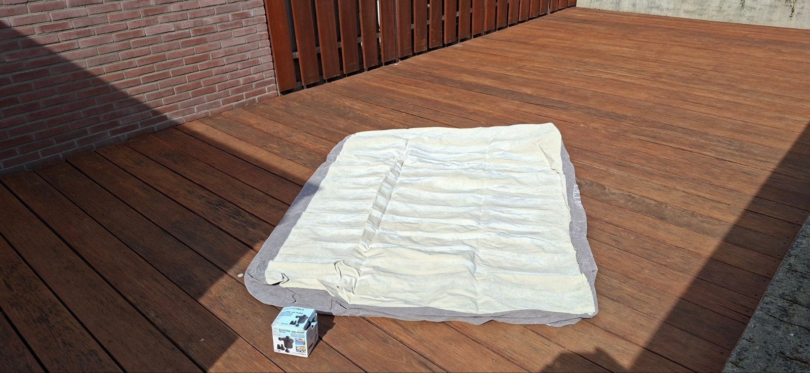 Te koop: Intex luchtbed 200x140 cm. Incl. Elektrische pomp., Ophalen of Verzenden, Zo goed als nieuw, 2-persoons