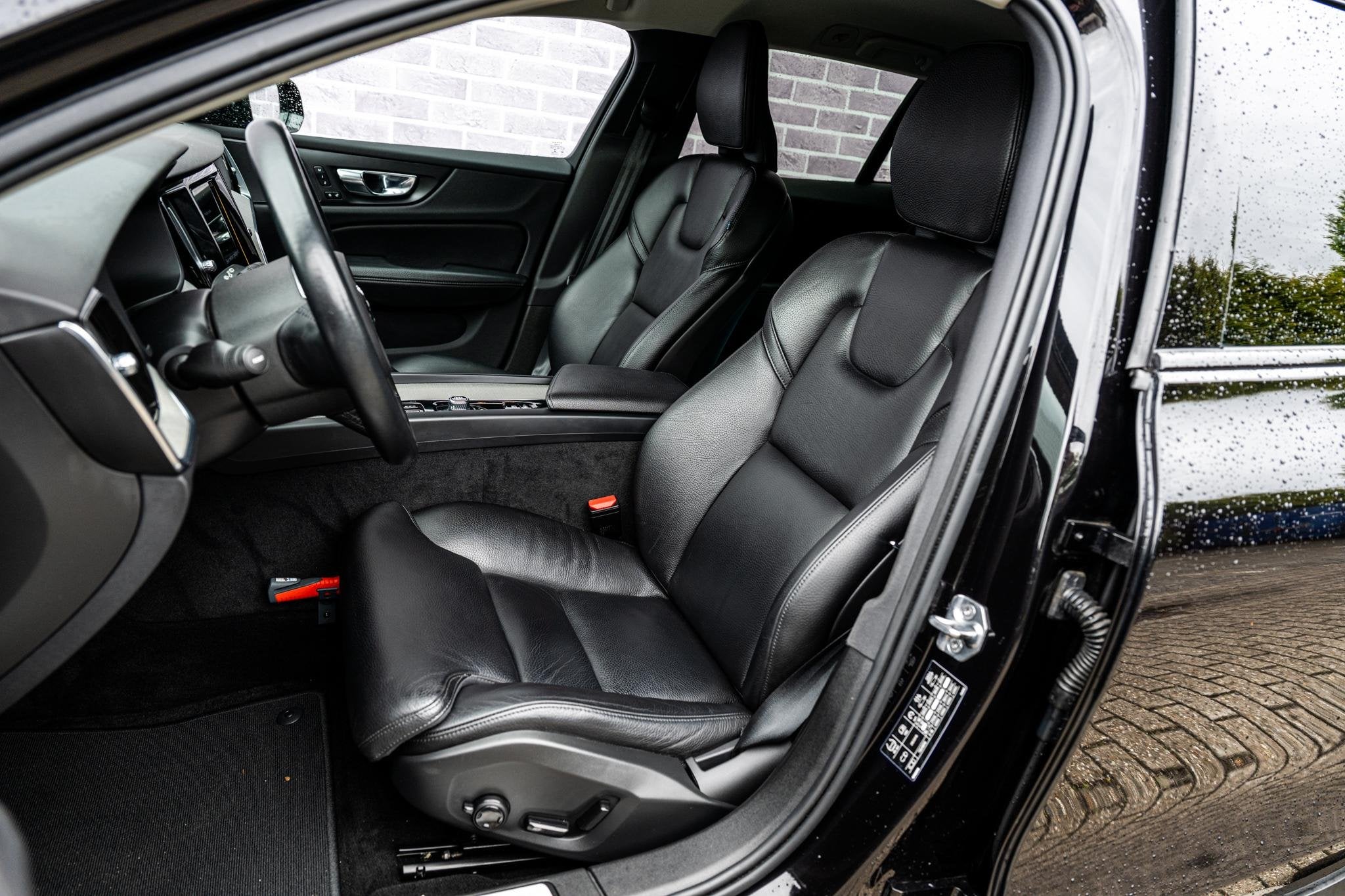 Foto 6 van Volvo V60 Cross Country 2.0 B5 AWD Pro | Achteruitrijcamera