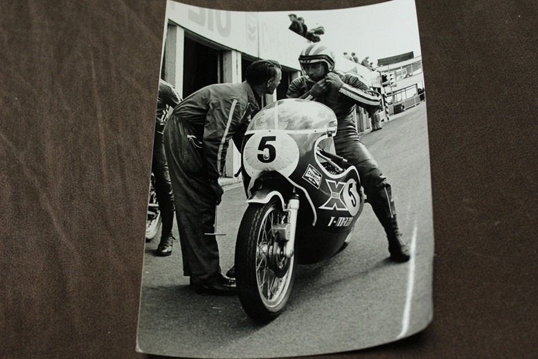 Foto coureur Ron Chandler in pits, Ophalen of Verzenden, Gelezen