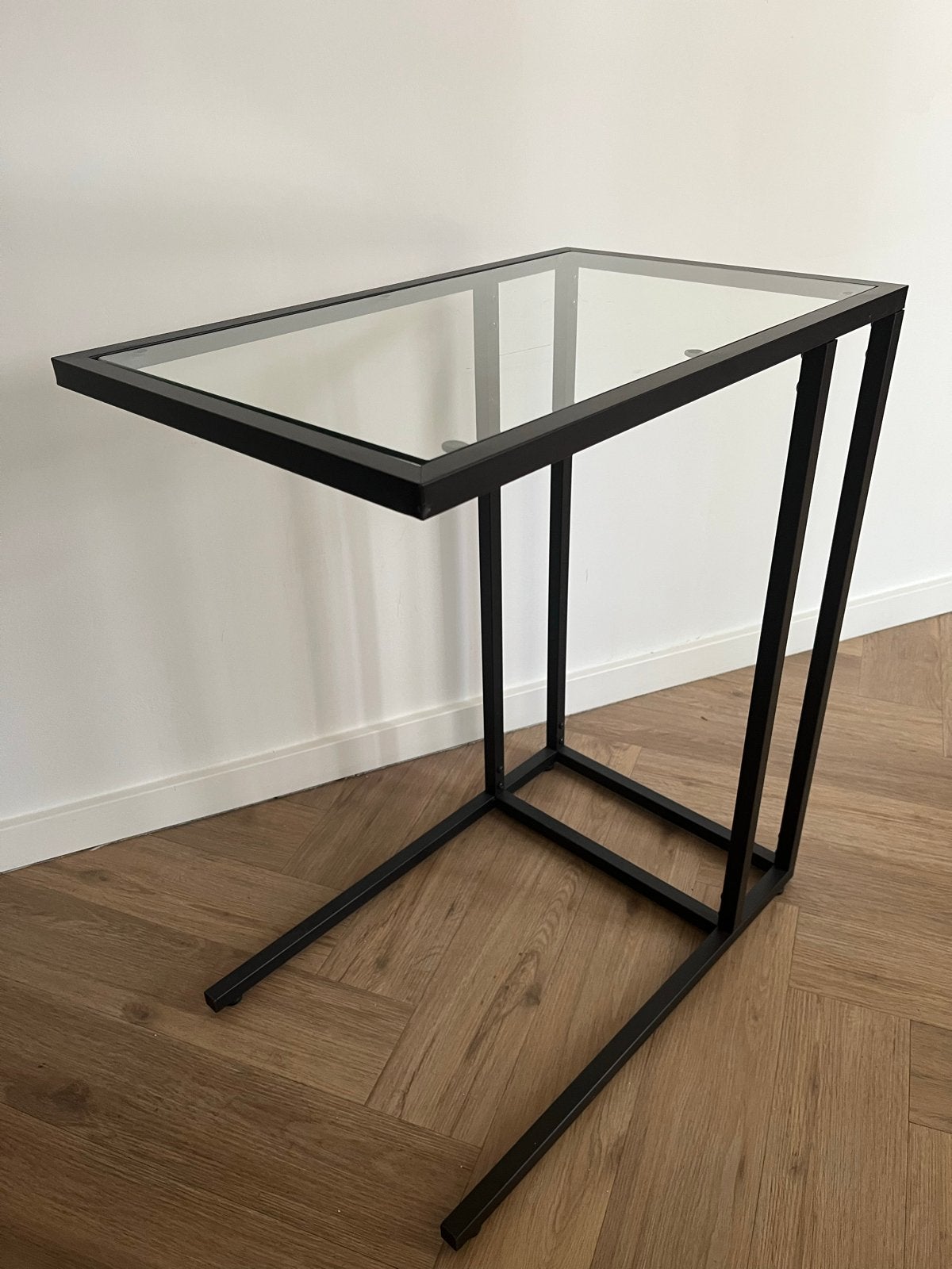 IKEA VITTSJÖ bijzettafel / laptoptafel - zwartbruin met glas, Ophalen, Gebruikt, 55 tot 75 cm, Glas