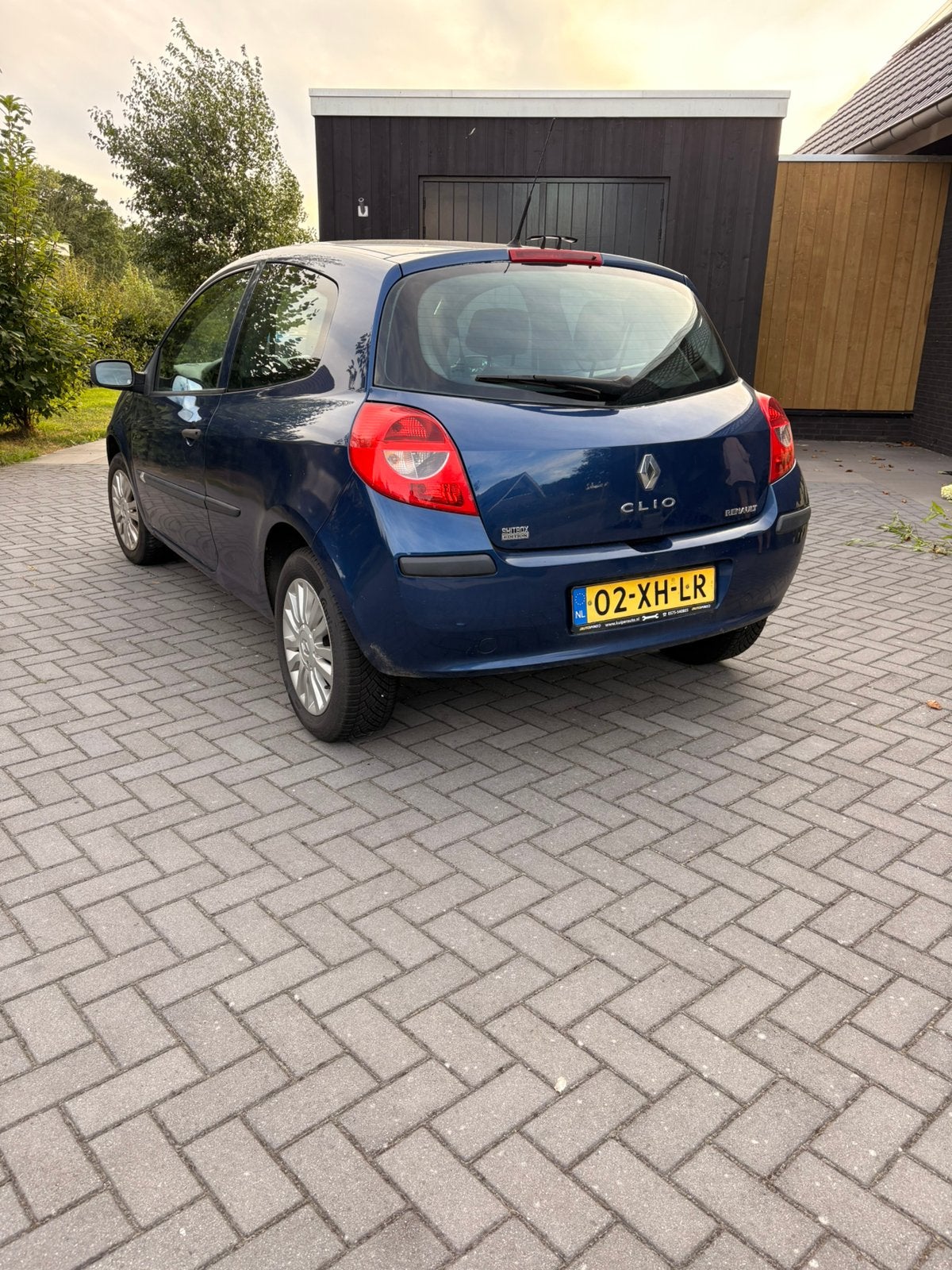 Renault Clio 1.2 16V 75 pk 3D 2007 Blauw, Auto's, Voorwielaandrijving, 535 kg, 74 pk, 4 cilinders