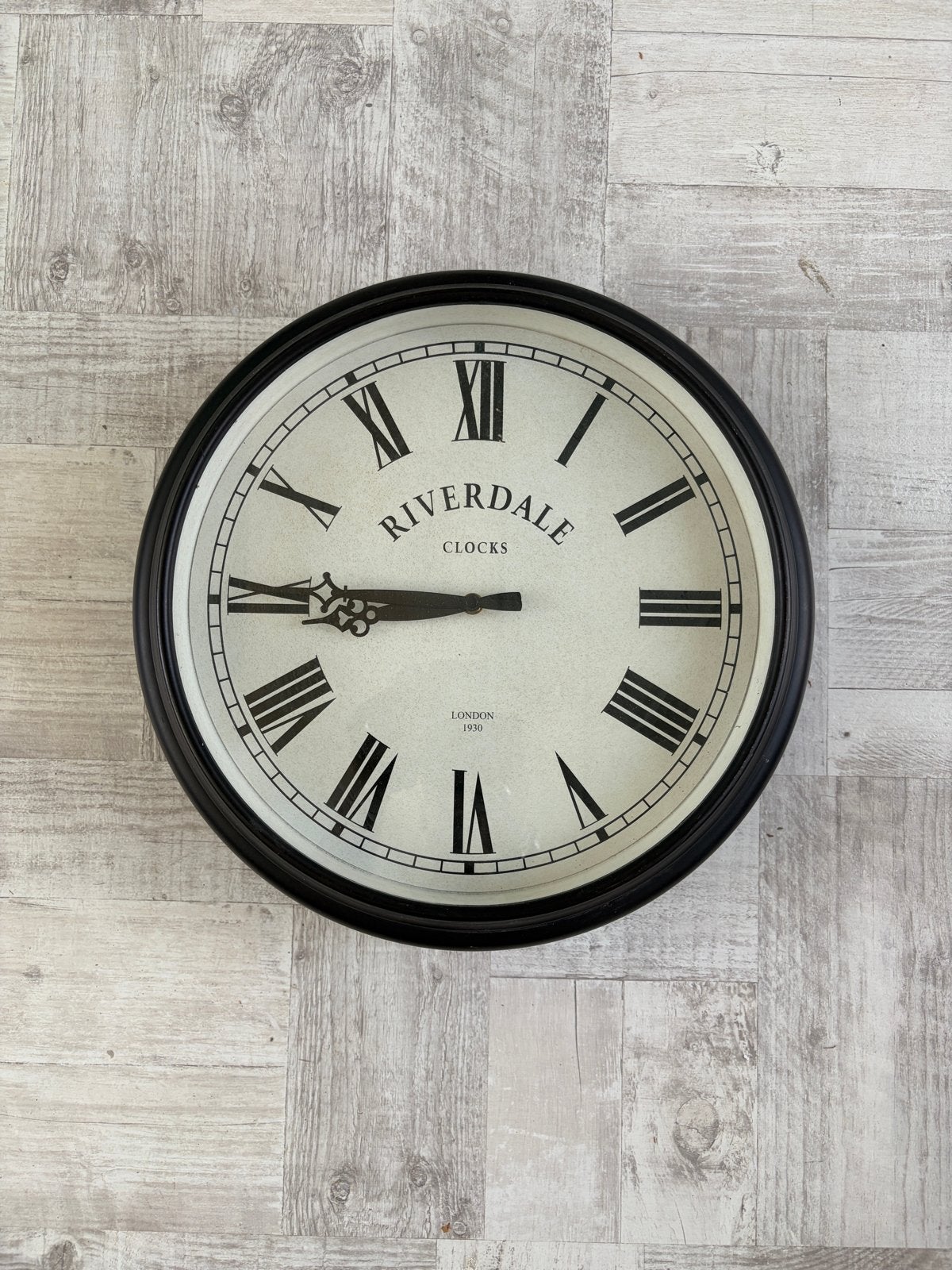 Riverdale Wandklok Zwart - Ø 45 cm, Huis en Inrichting, Woonaccessoires | Klokken, Ophalen, Analoog, Zwart, Overige merken