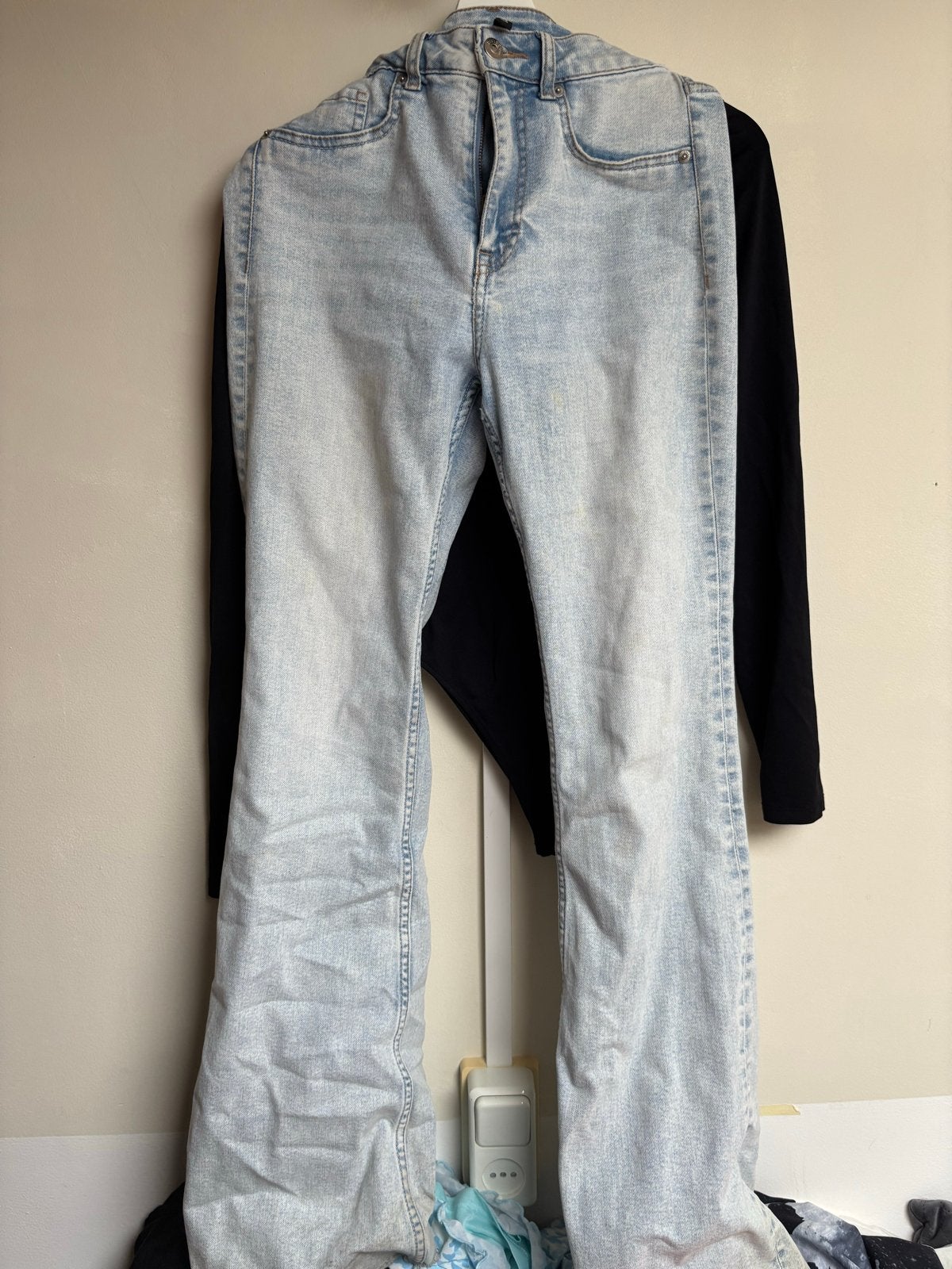 Lichtblauwe jeans met lichte slijtage en scheur, Ophalen of Verzenden, Gedragen, Blauw, Overige jeansmaten
