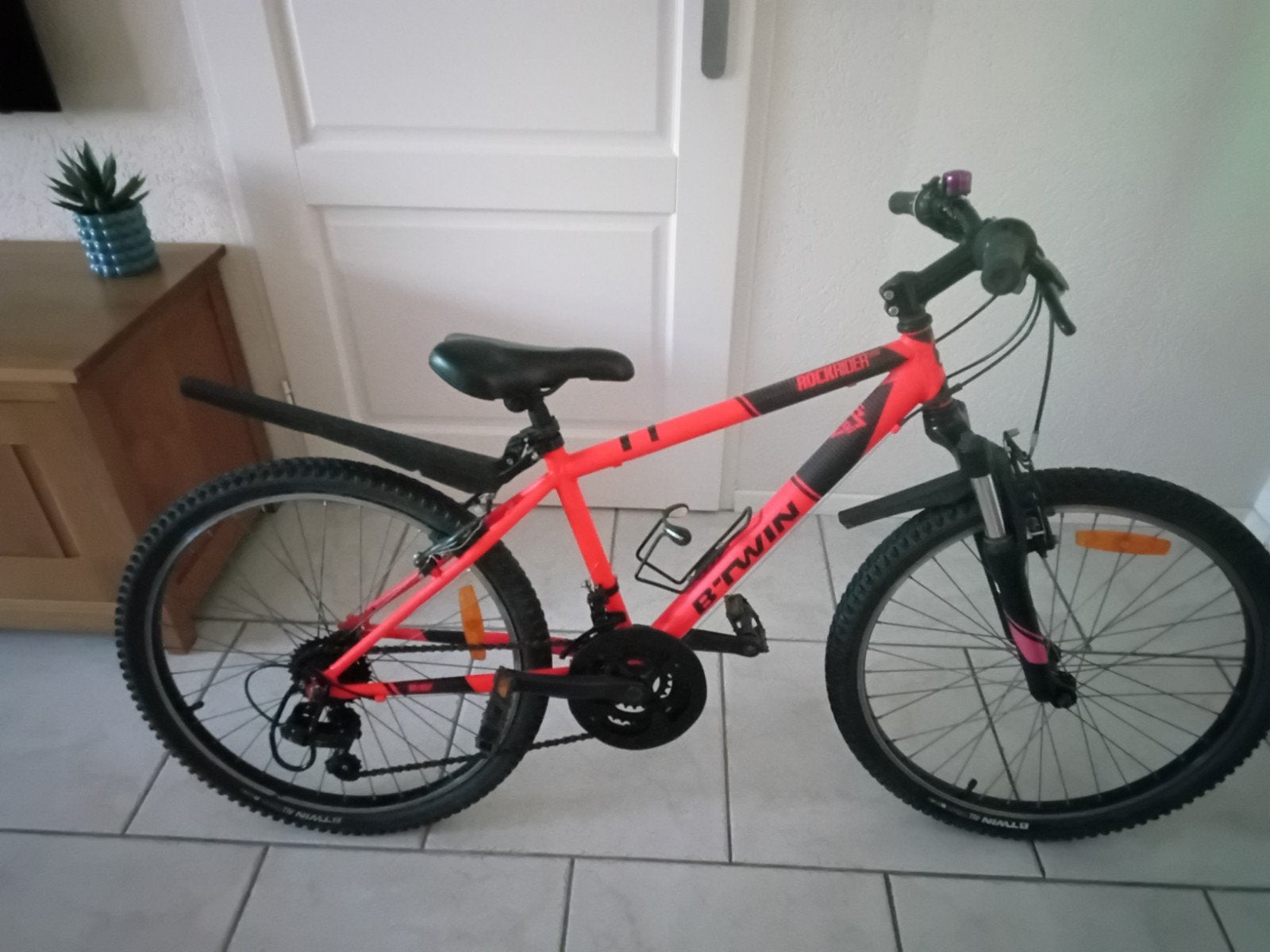 B-Twin 24 inch 18 versnel oranje  zeer nette fiets, Fietsen en Brommers, Fietsen | Jongens, Ophalen, 24 inch, Velgrem, B-Twin