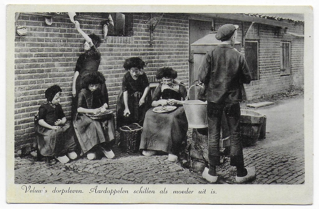 Veluwe Aardappelen Schillen Gelopen ansichtkaart ( B7214), Ophalen of Verzenden, 1960 tot 1980, Gelopen, Gelderland