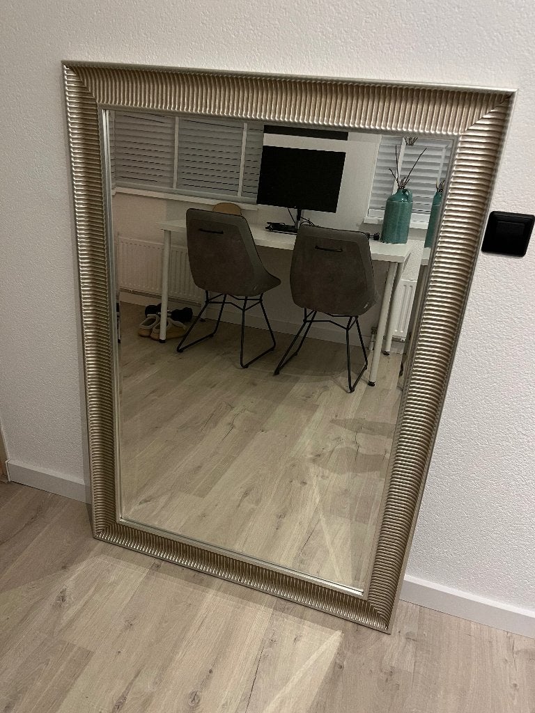 Mooie spiegel met zilveren rand, Huis en Inrichting, Woonaccessoires | Spiegels, Ophalen, 125 cm of meer, Zo goed als nieuw, Minder dan 100 cm
