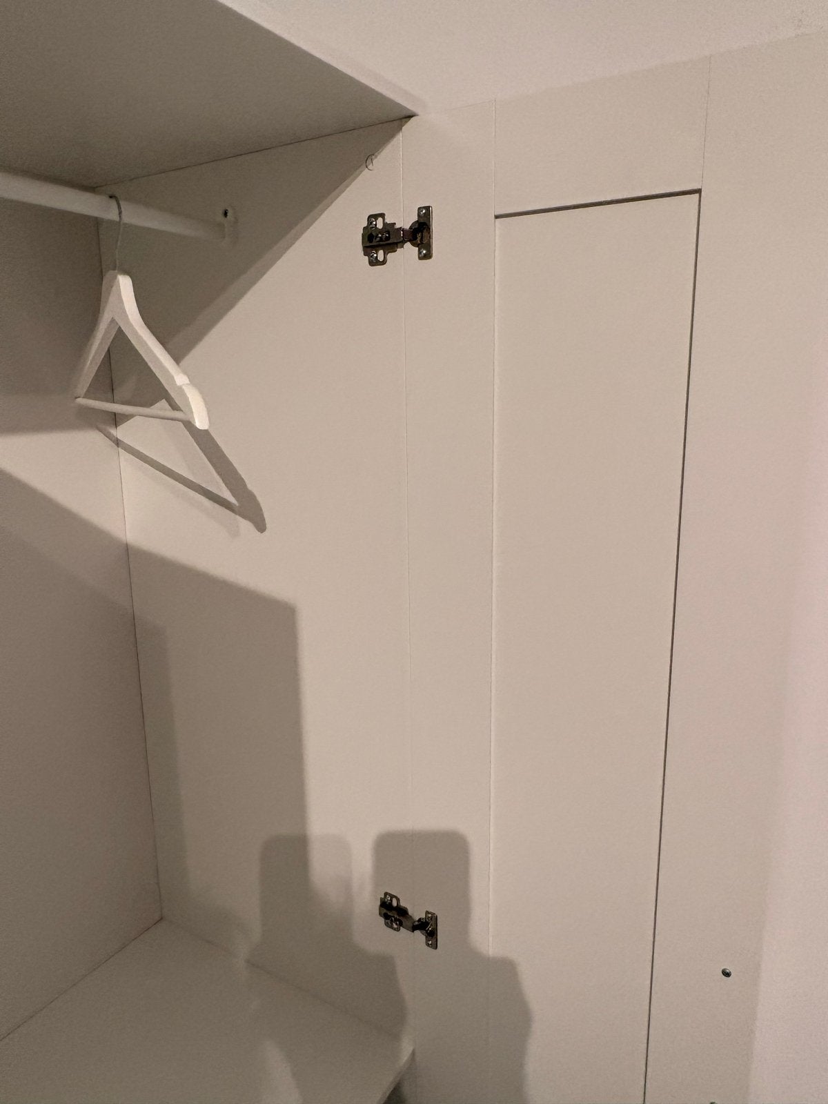 Witte Ikea kledingkast met hangruimte en planken, Huis en Inrichting, Kasten | Kledingkasten, Ophalen, 50 tot 100 cm, Zo goed als nieuw