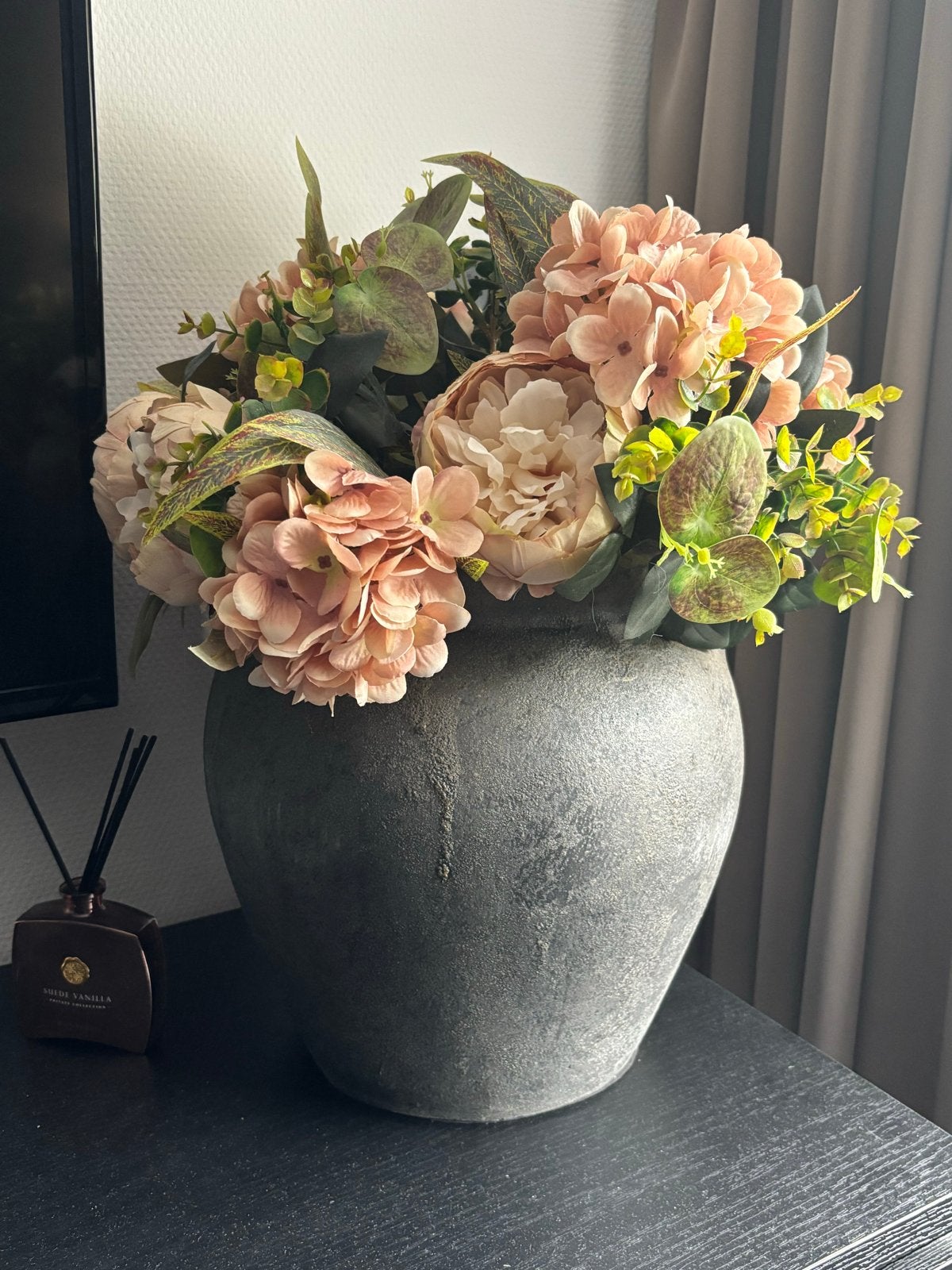 Bloempot met realistische nepbloemen, Huis en Inrichting, Meerkleurig, Inclusief decoratie, Ophalen of Verzenden, Zo goed als nieuw