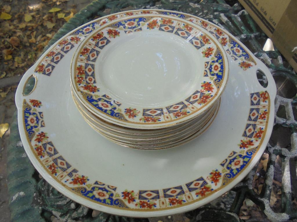 Gebakstel met 7 gebaksbordjes met vrolijk bloemen rand decor, Ophalen of Verzenden