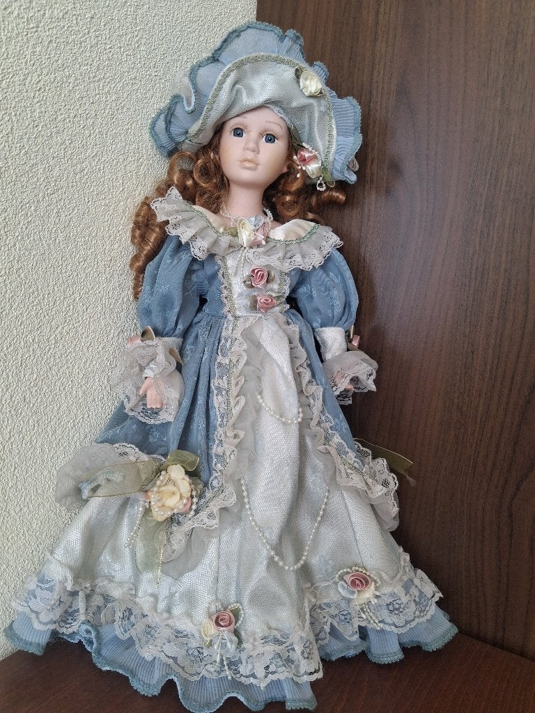 Vintage porseleinen pop in blauwe jurk met hoed, Ophalen, Zo goed als nieuw, Pop