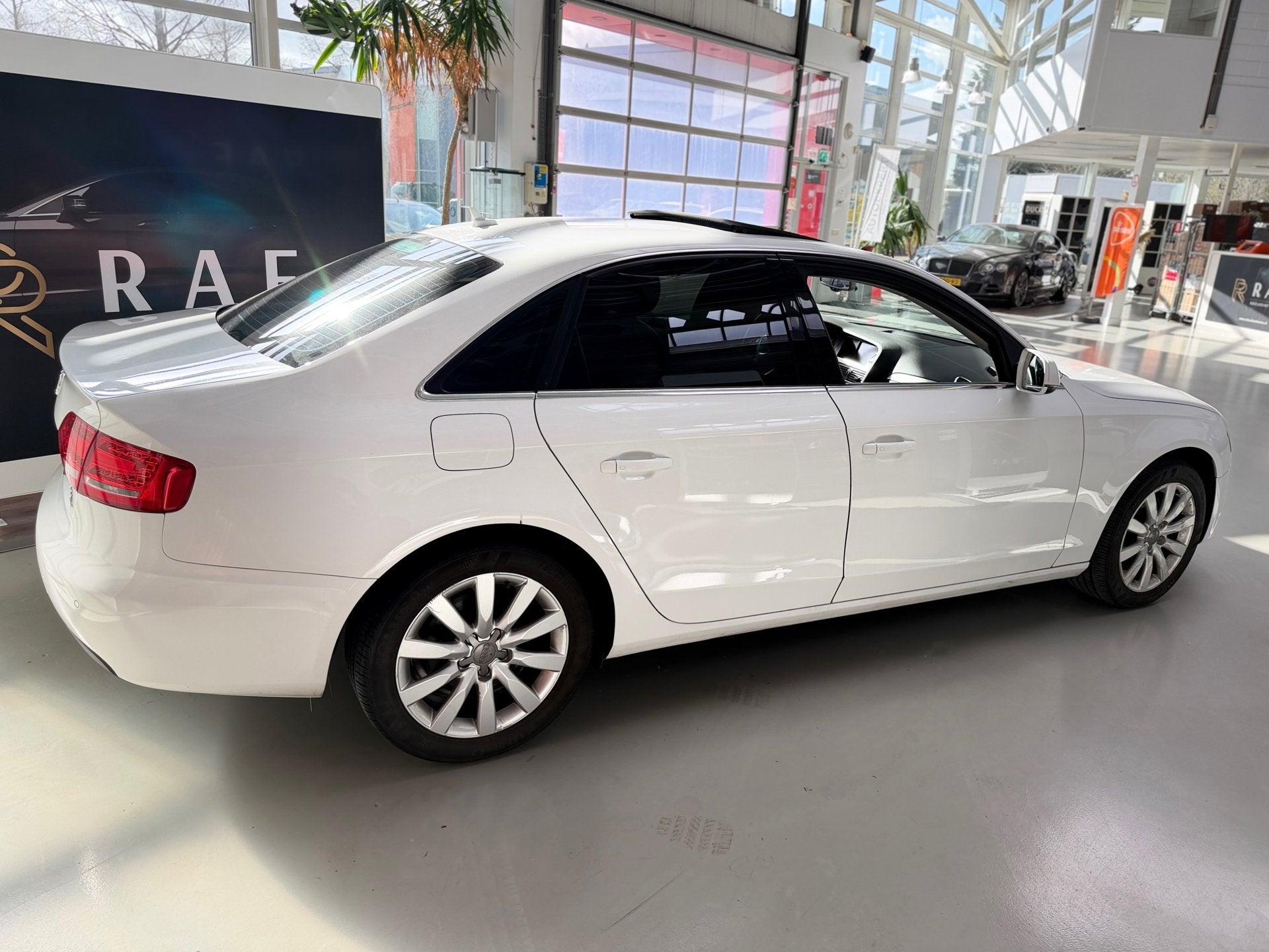 Audi A4 Limousine 2.0 TFSIAutomaat,Export price 12.500,-, Auto's, Automaat, Dealer onderhouden, Gebruikt, Zwart