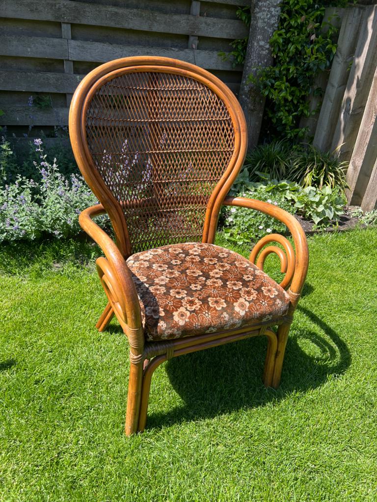 Vintage rotan pauwenstoel met bloemenprint kussen, Ophalen, Gebruikt, Bruin, Riet of Rotan