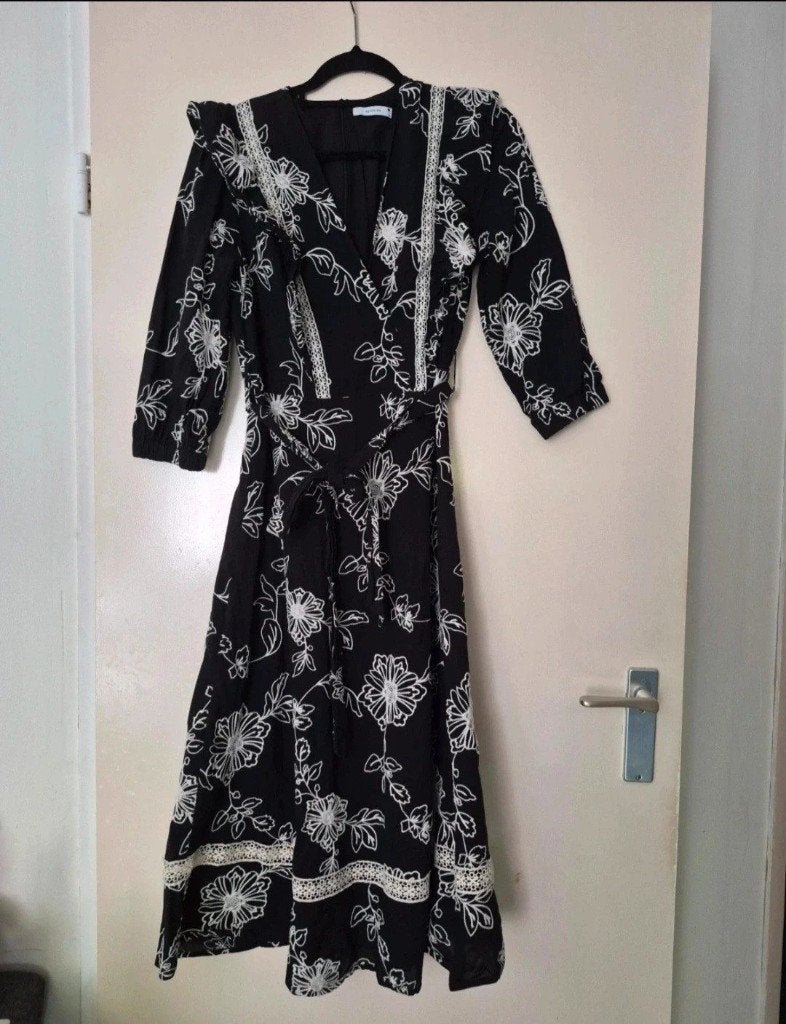 Reserved Zwarte Jurk met Bloemenprint en Kanten Details, Maat 38/40 (M), Zwart, Nieuw, Ophalen of Verzenden