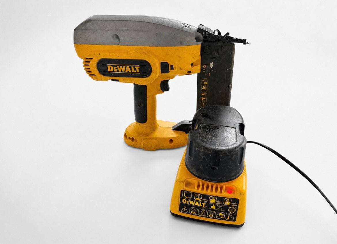 DeWalt Spijkerpistool inclusief accu en oplader, Ophalen of Verzenden, Zo goed als nieuw