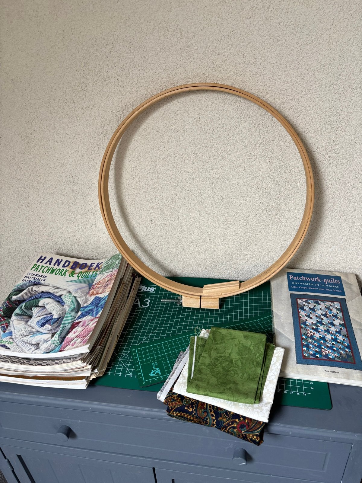 Patchwork & Quilten ring, Tijdschriften en 2 snijmatten, Hobby en Vrije tijd, Ophalen, Gebruikt, Textiel, Meerkleurig