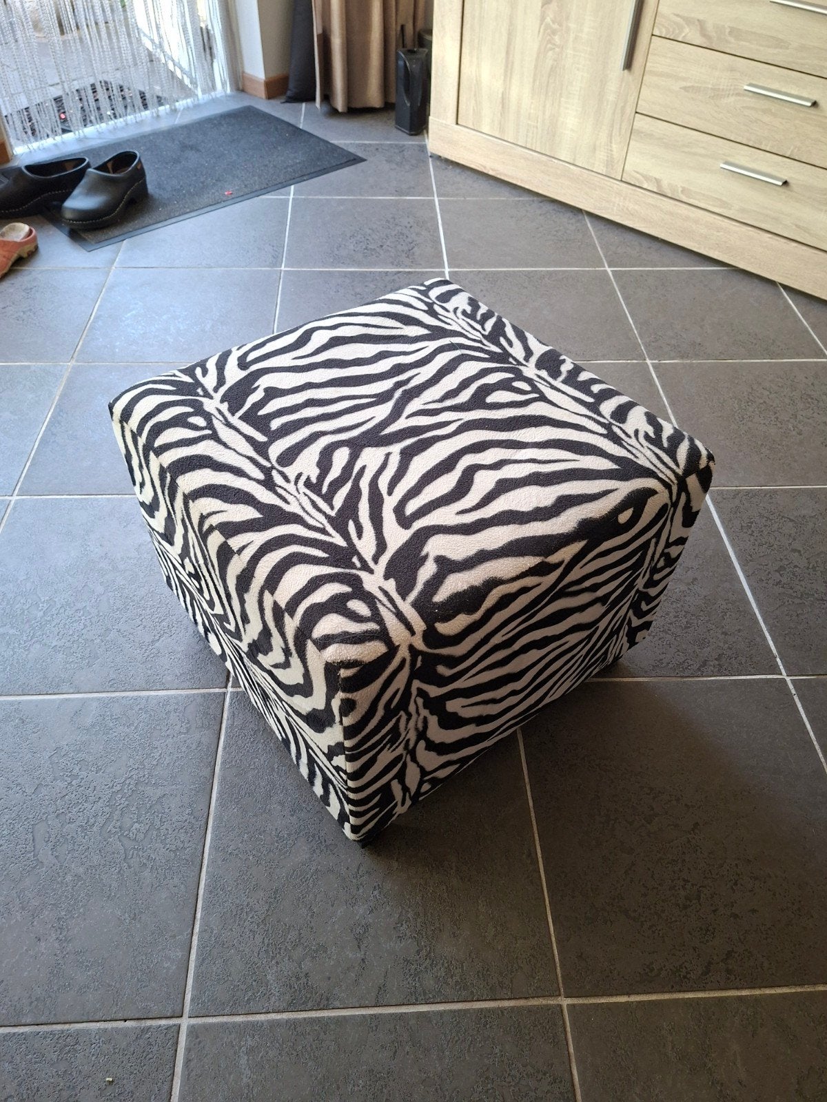 Twee Hockers met Zebraprint - 50x50x40cm, Ophalen, Gebruikt, Modern, Trendy, Stof