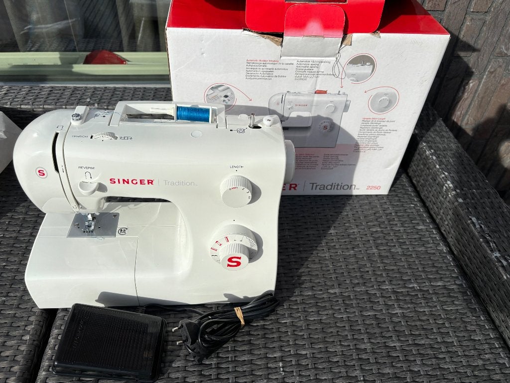 Singer Tradition 2250 naaimachine met pedaal en doos, Ophalen, Nieuw, Naaimachine, Singer