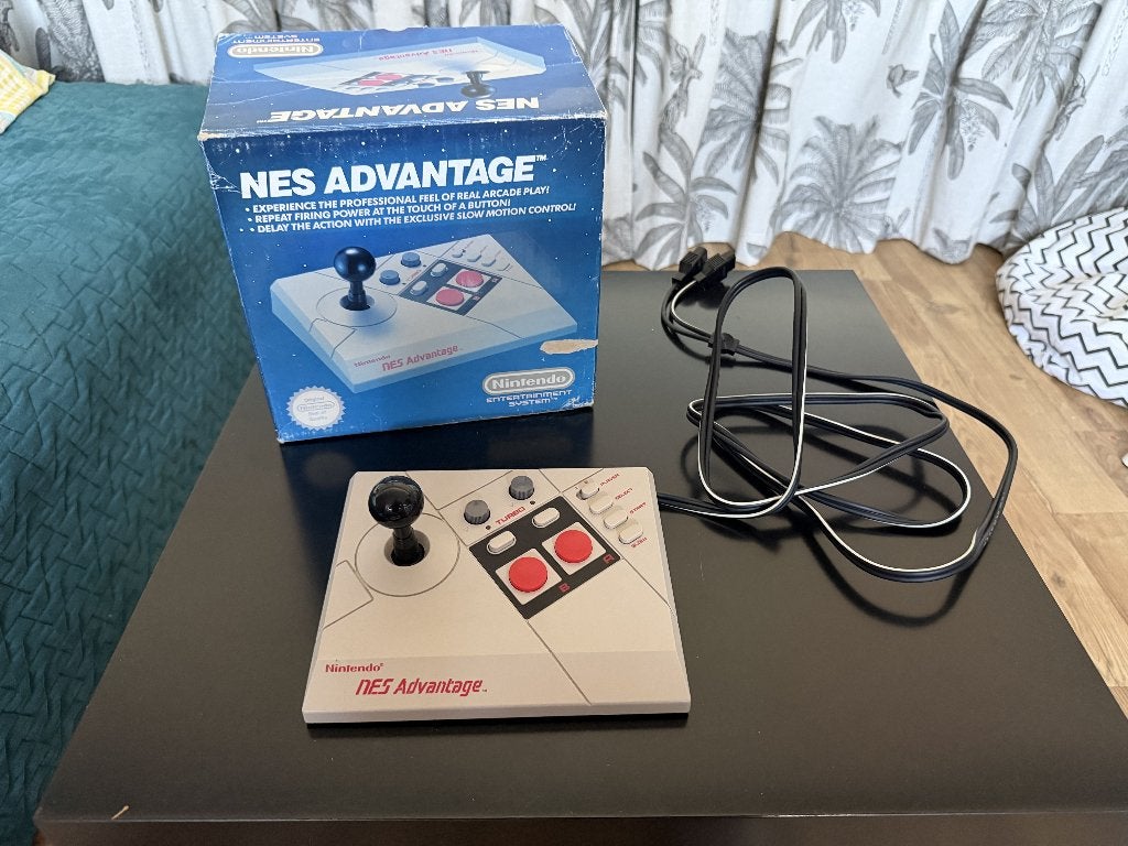 Nintendo NES Advantage arcade joystick - compleet in doos, Gebruikt, Verzenden, Overige genres, 1 speler