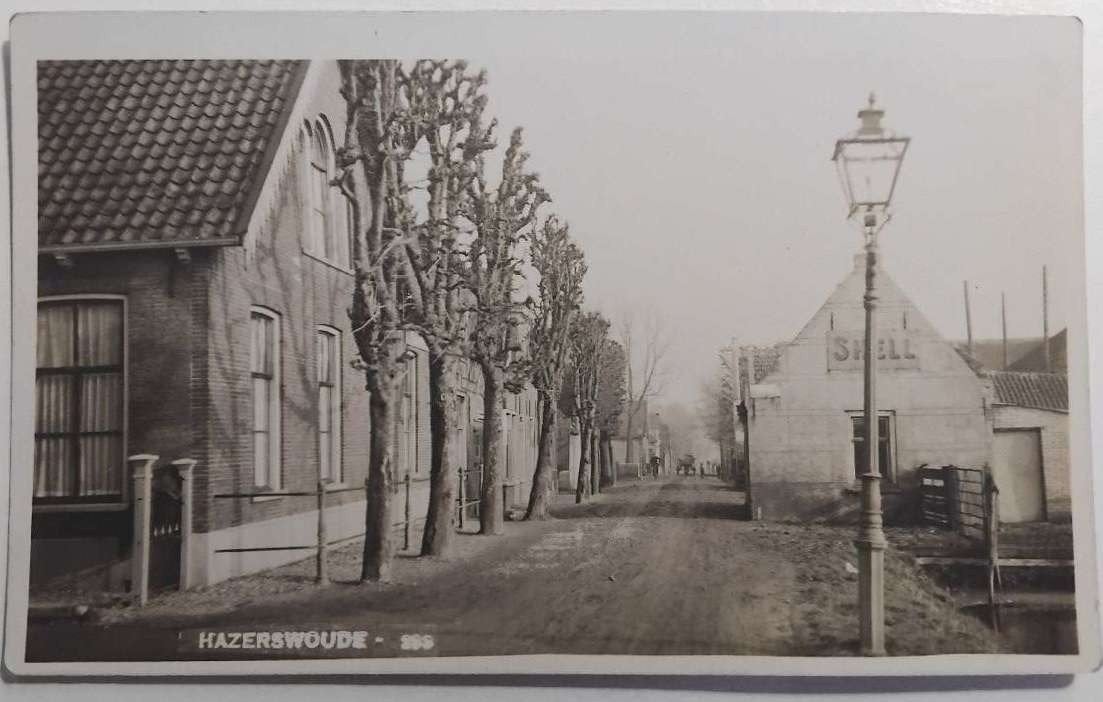 Fotokaart Hazerswoude, met Shell pand c. 1930 Bromografia, Verzamelen, Ansichtkaarten | Nederland, Ophalen of Verzenden, 1920 tot 1940