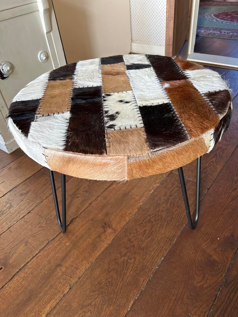 Ronde poef/ bijzettafel met patchwork koeienhuid, Huis en Inrichting, Ophalen, Minder dan 55 cm, Rond, Zo goed als nieuw