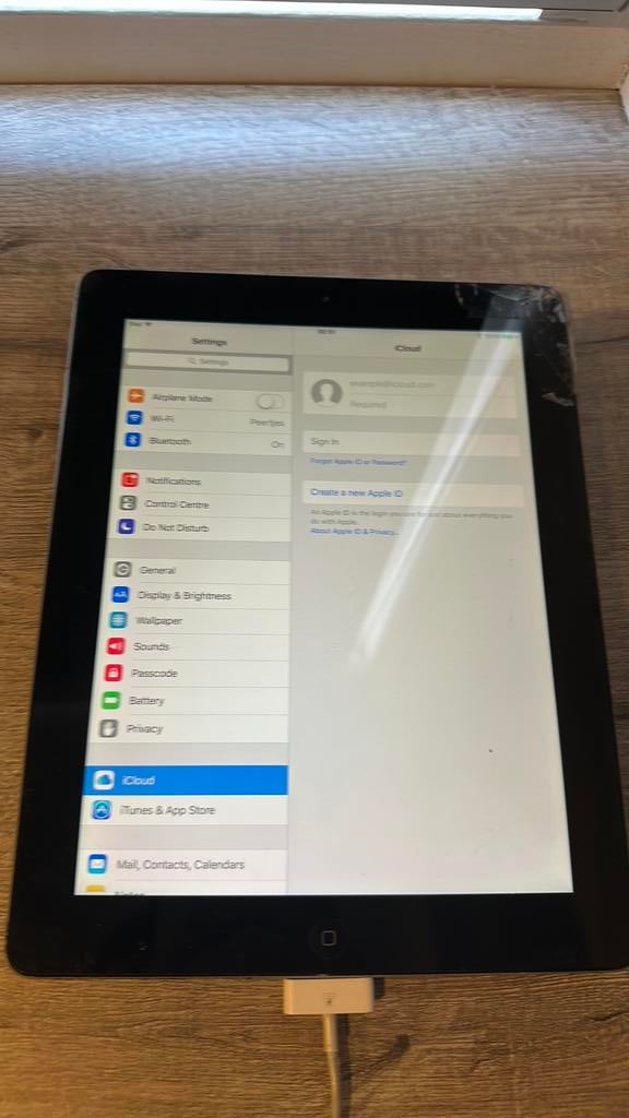 Oude ipad met krasje deukje, Computers en Software, Apple iPads, 10 inch, Apple iPad, Ophalen of Verzenden, Zo goed als nieuw