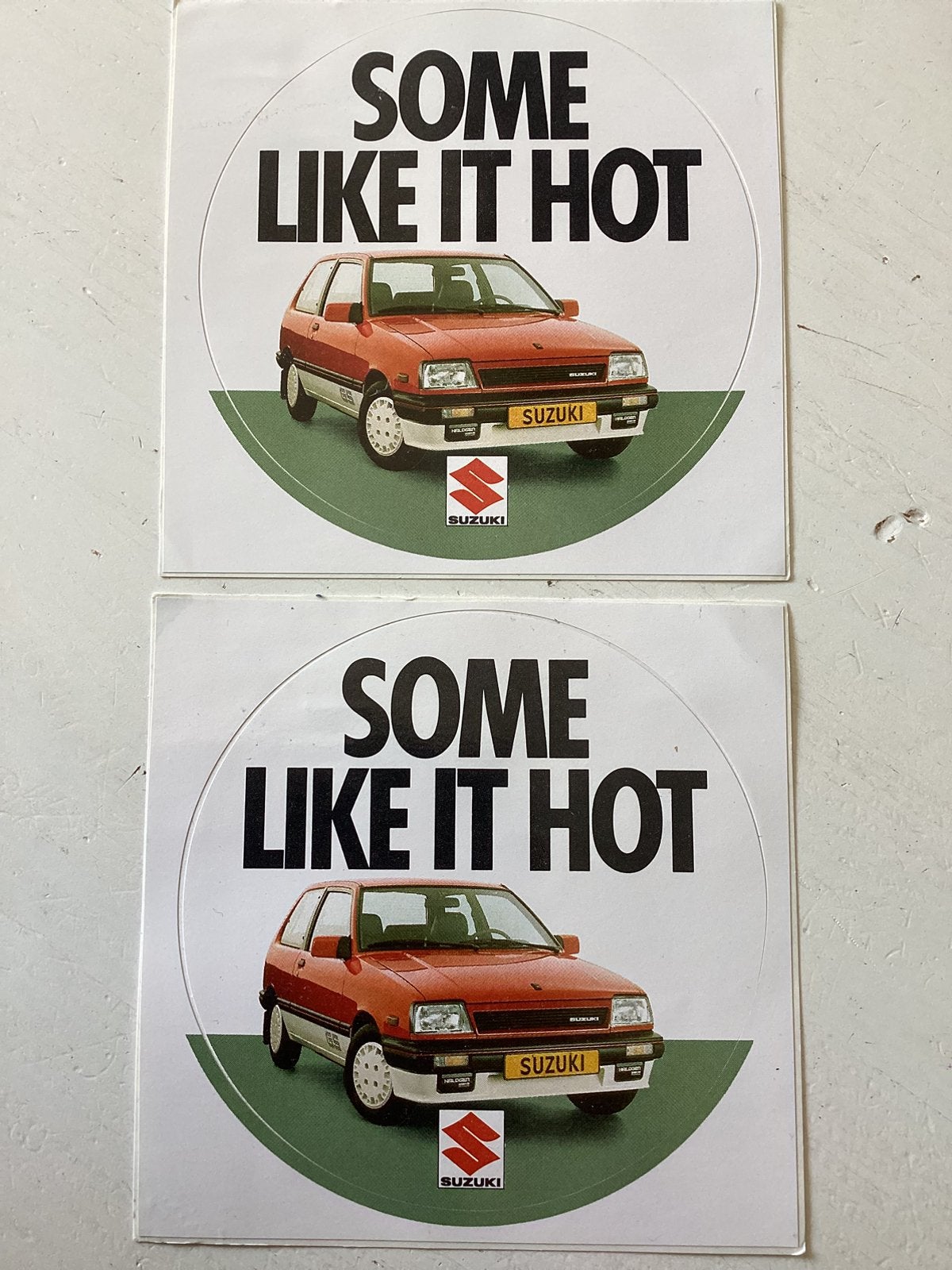 2 ronde stickers Suzuki, Verzamelen, Stickers, Verzenden, Zo goed als nieuw, Auto of Motor