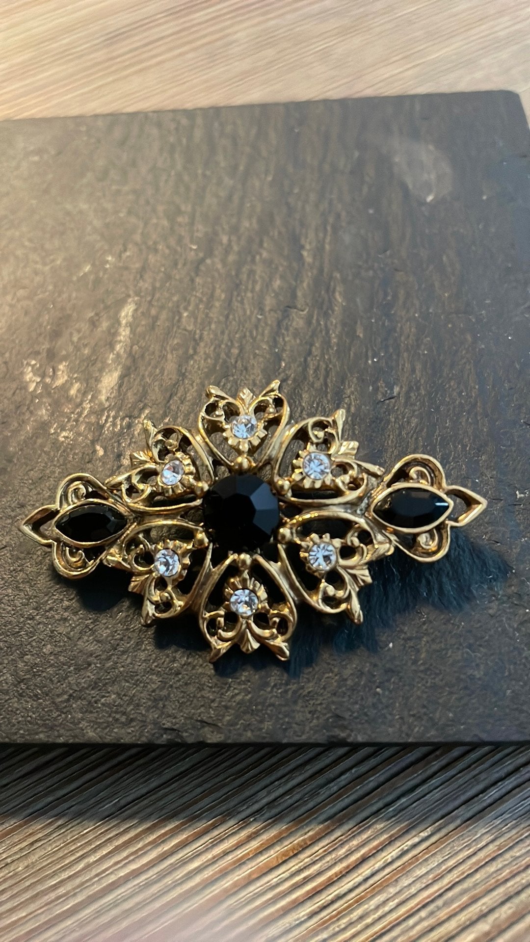 Vintage broche, Sieraden, Tassen en Uiterlijk, Broches, Ophalen of Verzenden, Zo goed als nieuw, Zwart, Overige materialen