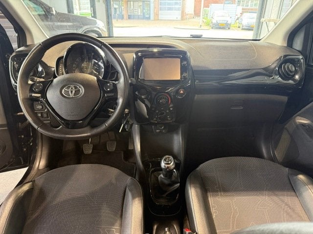 Toyota Aygo 1.0 VVT-i x-wave Vouwdak|Cruise|Navi|NAP, Voorwielaandrijving, Start-stop-systeem, Gebruikt, 4 stoelen