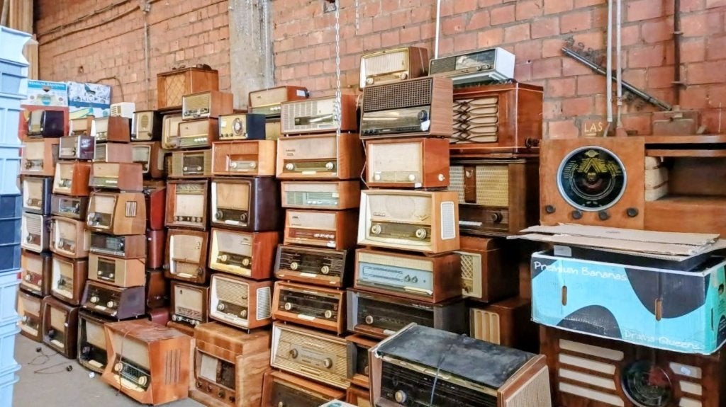 Partij van 300 oude radios. 20 euro per radio', Antiek en Kunst, Antiek | Tv's en Audio, Ophalen