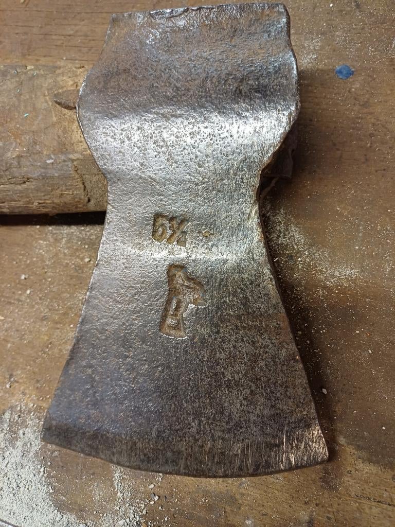 Oude bijl met houten steel gemerkt, Antiek en Kunst, Antiek | Gereedschap en Instrumenten, Ophalen of Verzenden