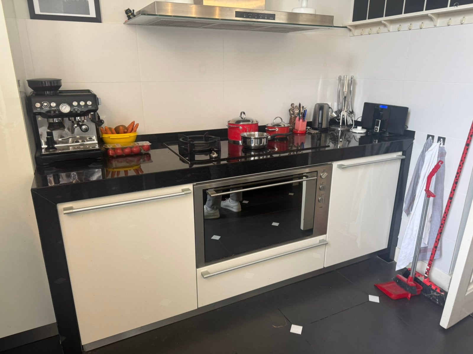 Complete keuken – 2 keukenblokken – incl. apparatuur