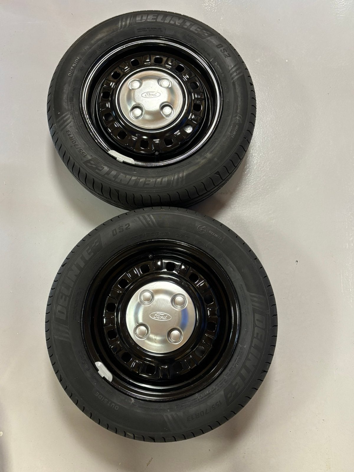 Te koop: 2 gebalanceerde wielen met Ford naaf doppen, Ophalen, Zo goed als nieuw