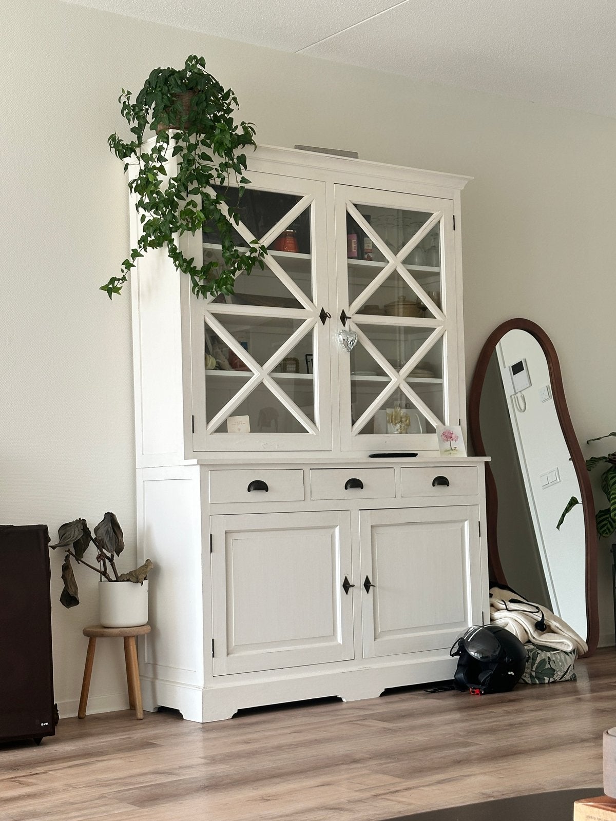 Witte buffetkast met glazen deuren en lades, Huis en Inrichting, Ophalen, Gebruikt, 100 tot 150 cm, Met lade(s)