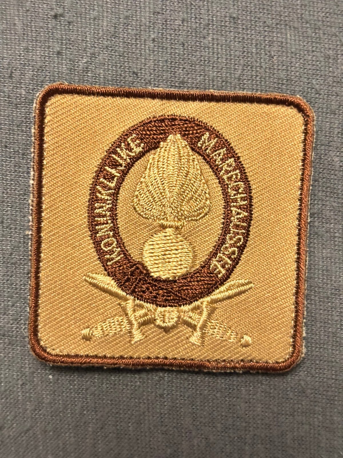 5x5 borst embleem desert kmar, Verzamelen, Verzenden, Marechaussee, Nederland, Embleem of Badge