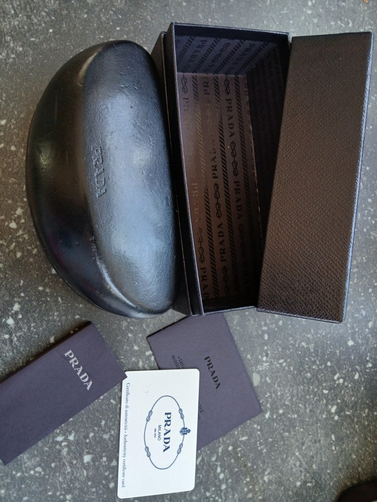 Prada brillenkoker met doos en certificaat, Gebruikt, Prada, Zwart, Ophalen of Verzenden