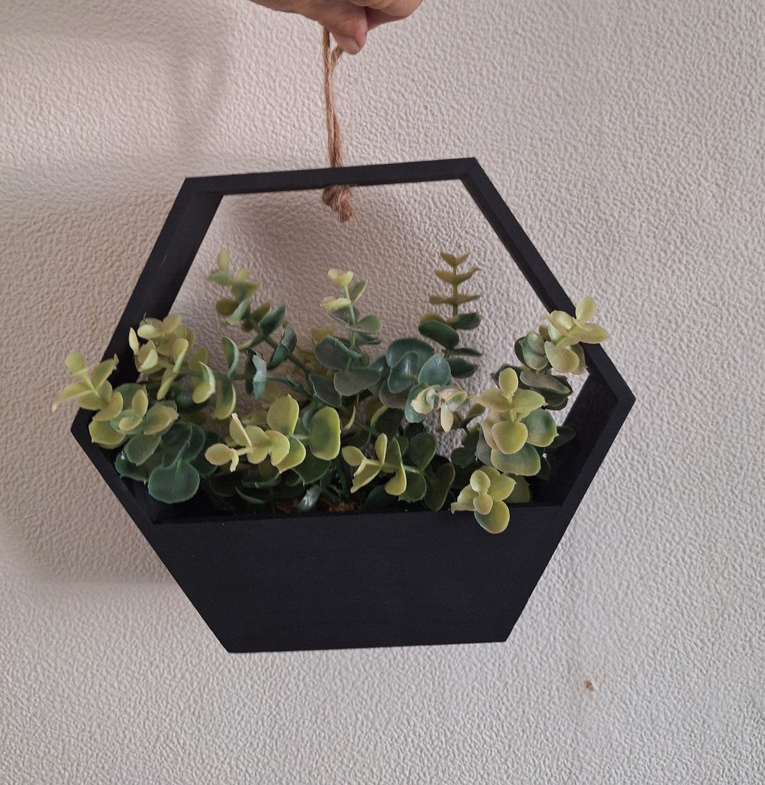 Zwarte hexagon wandhanger met kunstgroen 25 x 23 cm, Ophalen of Verzenden, Zo goed als nieuw, Overige typen, Zwart