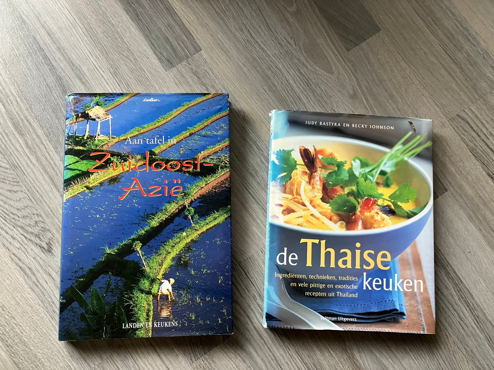 2 prachtige Aziatische kookboeken gratis pasta en tapasboek, Ophalen of Verzenden, Zo goed als nieuw