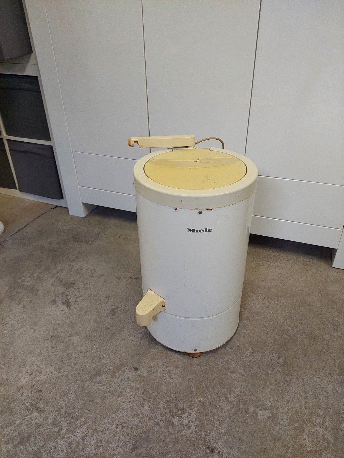 Miele centrifuge - Zeer goed werkend, Witgoed en Apparatuur, Ophalen, 1200 tot 1600 toeren, Minder dan 85 cm, Minder dan 4 kg