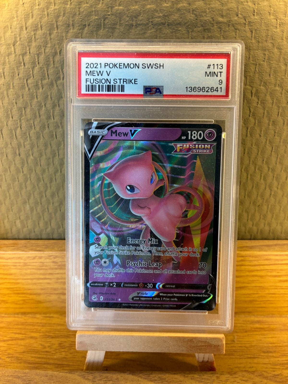 PSA 9 Mew V #113/264 - Fusion Strike (Engels), Ophalen of Verzenden, Nieuw, Losse kaart, Foil