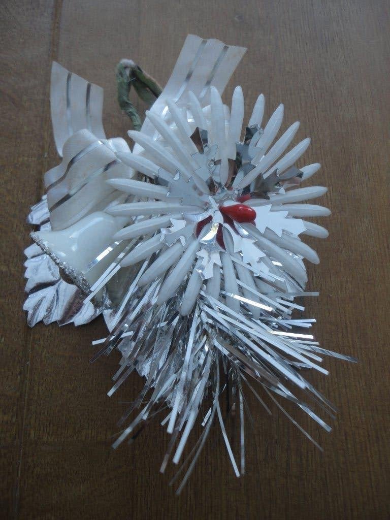 Mooi kerststuk met kerstklok en bloem op zilver eikenblad, Diversen, Ophalen of Verzenden, Gebruikt