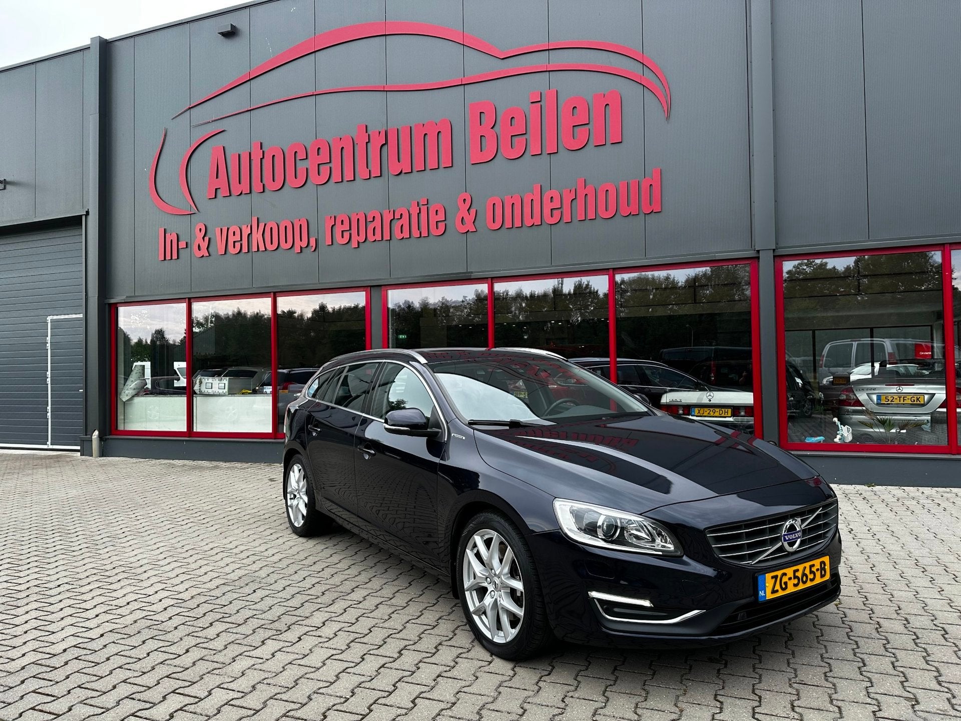 Volvo V60 2.4 D5 Twin Engine R-Design / Automaat / Leder / S, Auto's, Automaat, Dealer onderhouden, Euro 6, Blauw