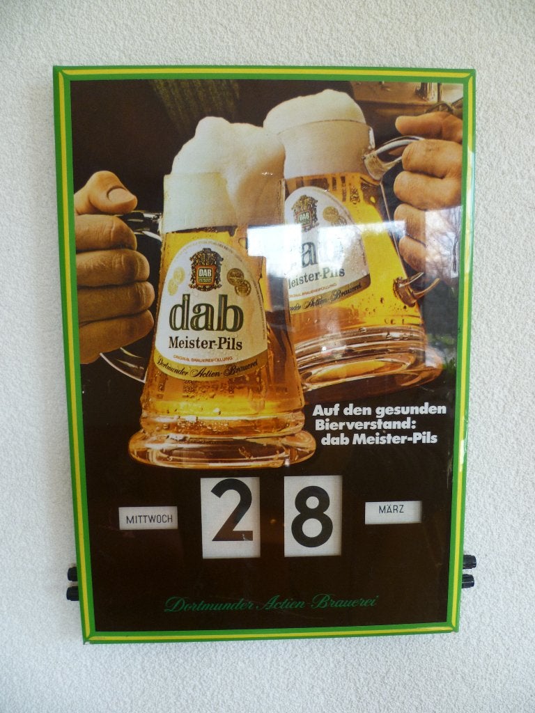 KUNSTSTOF EEUWIG DURENDE KALENDER"DAB BIER"UIT JAREN 60-70, Ophalen of Verzenden, Gebruikt, Reclamebord