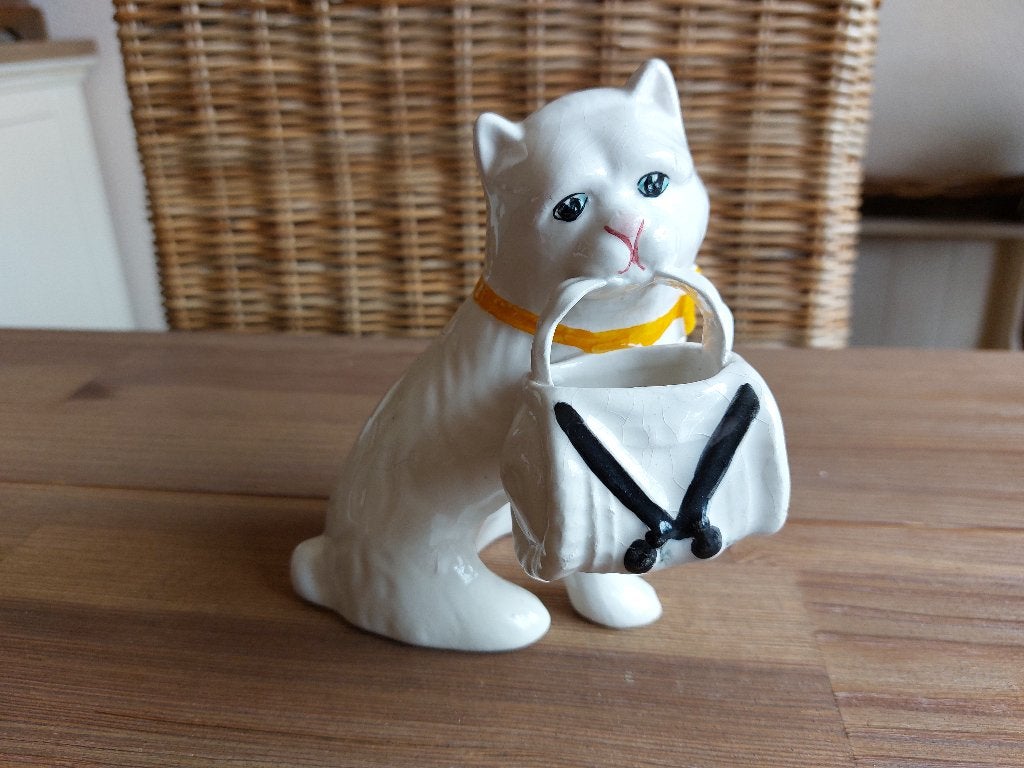 Mooie Vintage Kat Poes met Mandje Keramiek Portugal Ceramic, Verzamelen, Beelden en Beeldjes, Verzenden, Gebruikt, Dier
