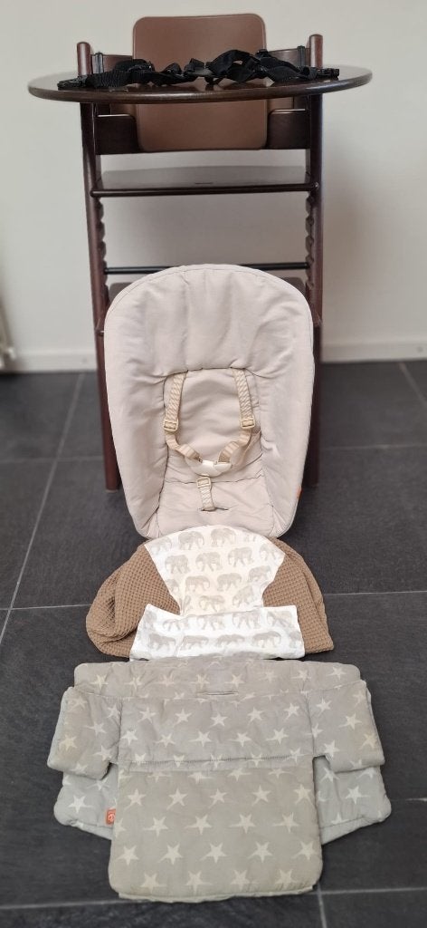 Stokke stoel walnut complete set in nette staat, Ophalen, Zo goed als nieuw, Meegroeistoel