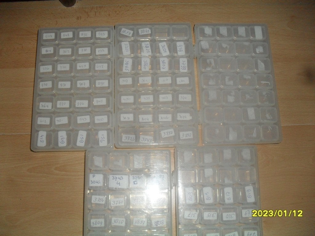7 Doosjes met 24 potjes, waarvan 2 gevuld met DP steentjes, Hobby en Vrije tijd, Knutselen, Ophalen of Verzenden, Zo goed als nieuw