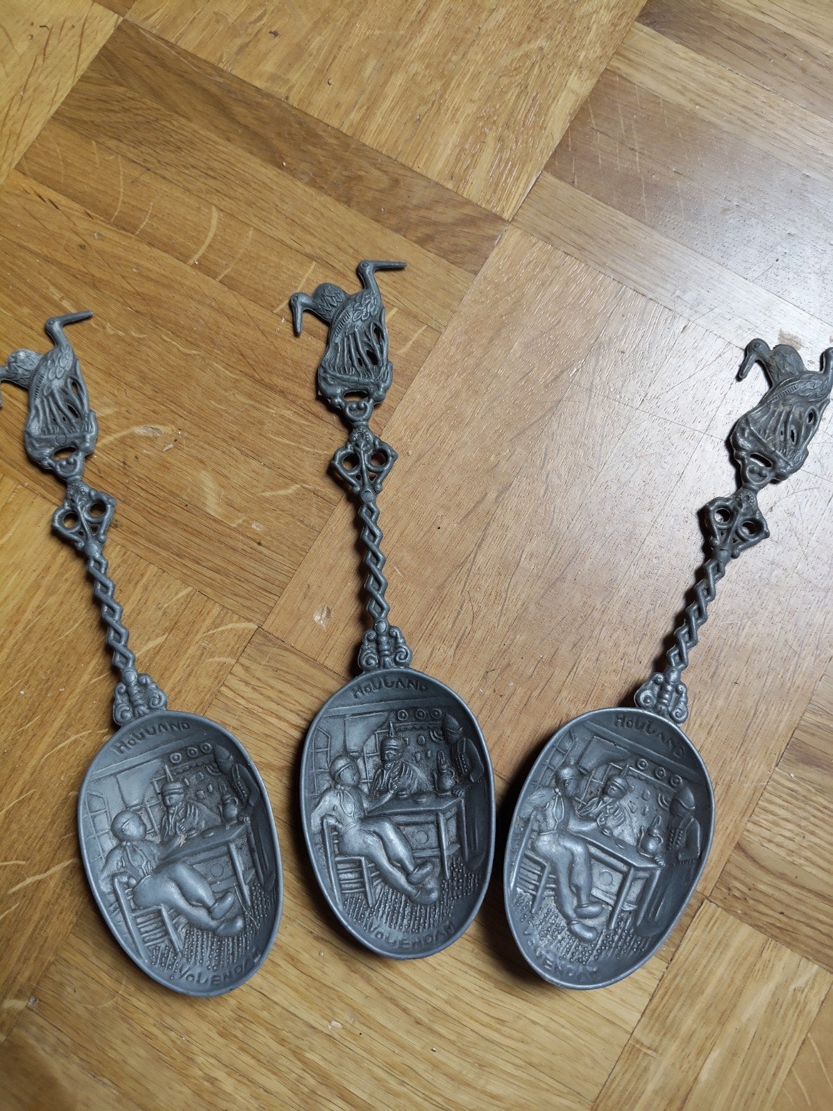 Set van 3 tinnen lepels met Hollandse taferelen, Antiek en Kunst, Antiek | Bestek, Ophalen of Verzenden