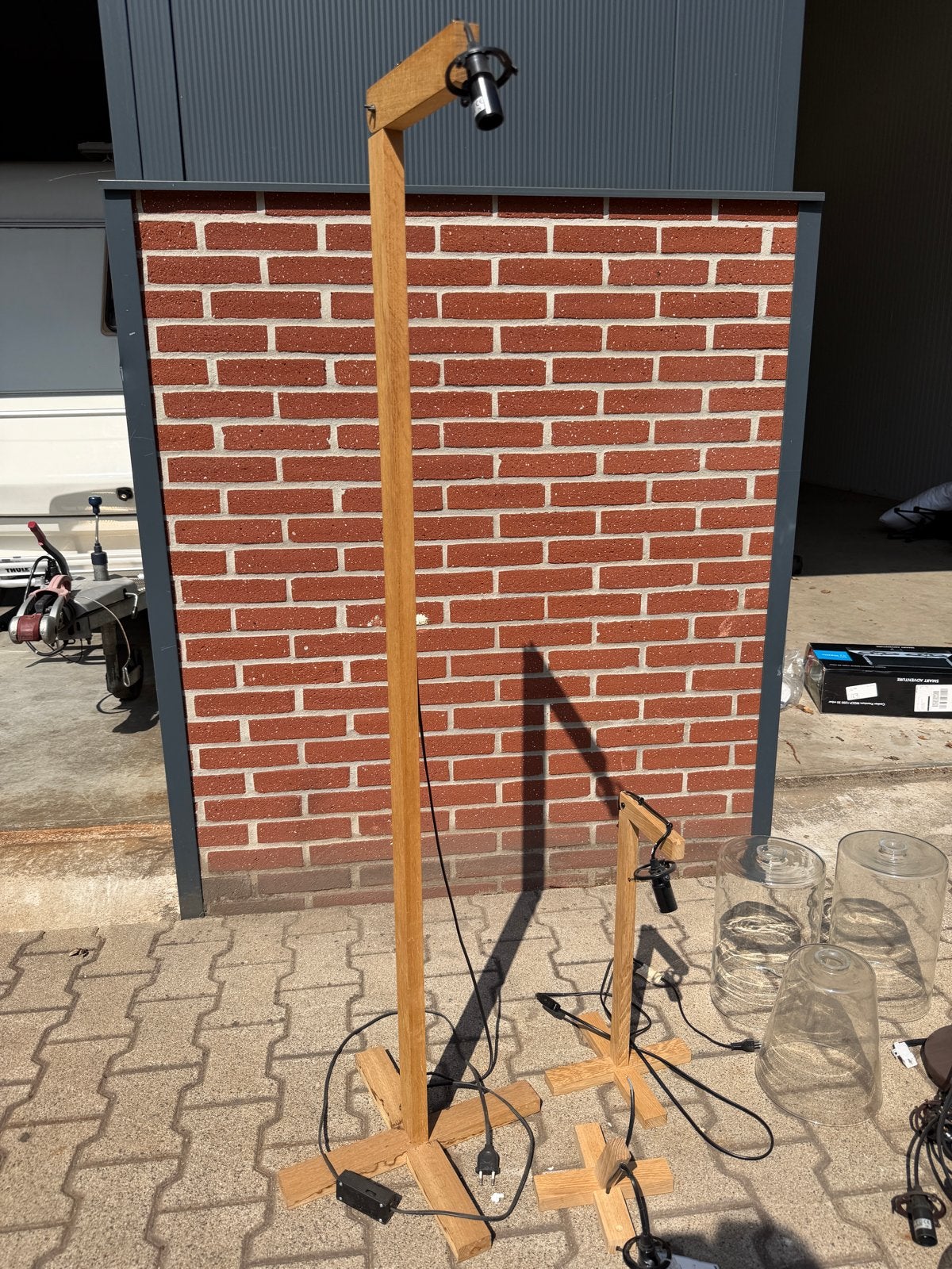 MUUBS 2 houten vloerlampen en een wandlamp met glazen kappen, Ophalen, Gebruikt, 200 cm of meer, E27 (groot)