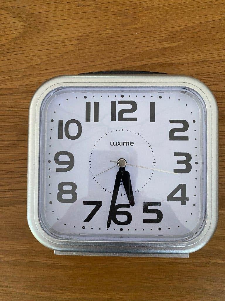 Wekker elektrisch GROTE cijfers, Ophalen of Verzenden, Zo goed als nieuw, Analoog