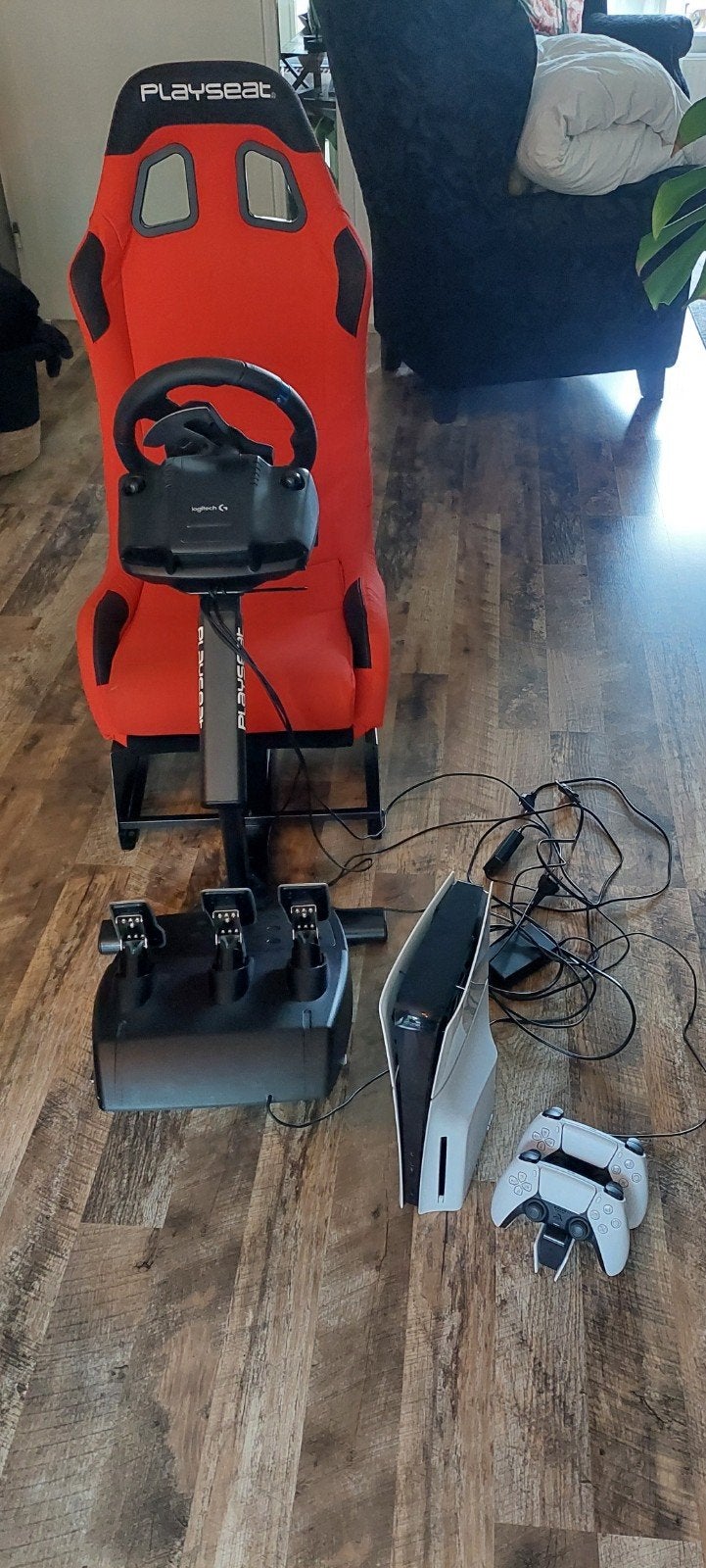 Playstation 5 met 2 controllers, playseat stuur pendalen, Ophalen, Zo goed als nieuw, Stuurtje of Sportattribuut