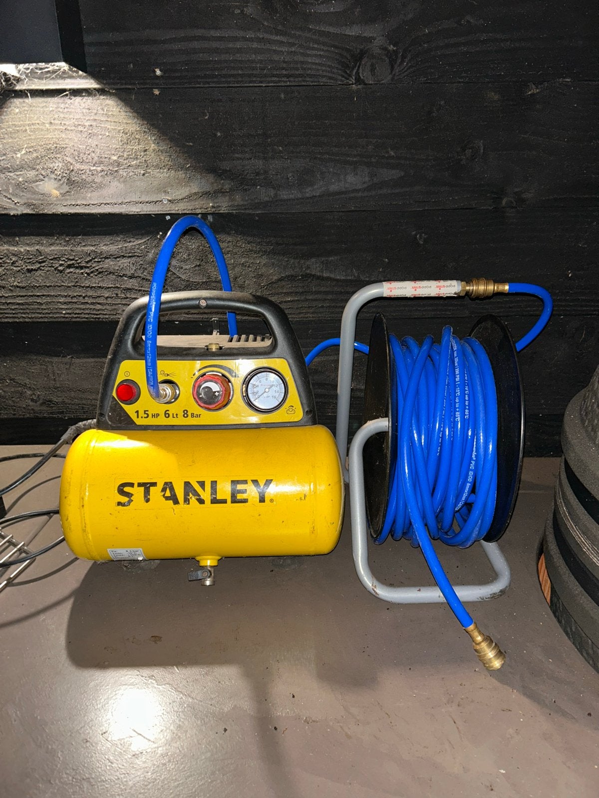 Stanley Compressor met nieuwe haspel, Gebruikt, 6 tot 10 bar, Ophalen of Verzenden, Minder dan 200 liter/min